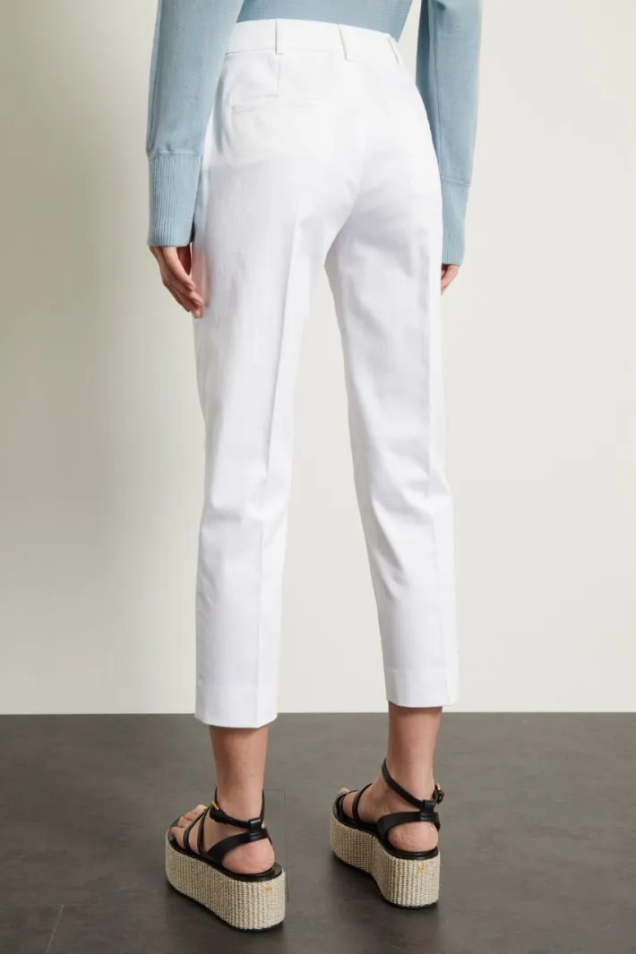 Pantaloni capri in raso di cotone